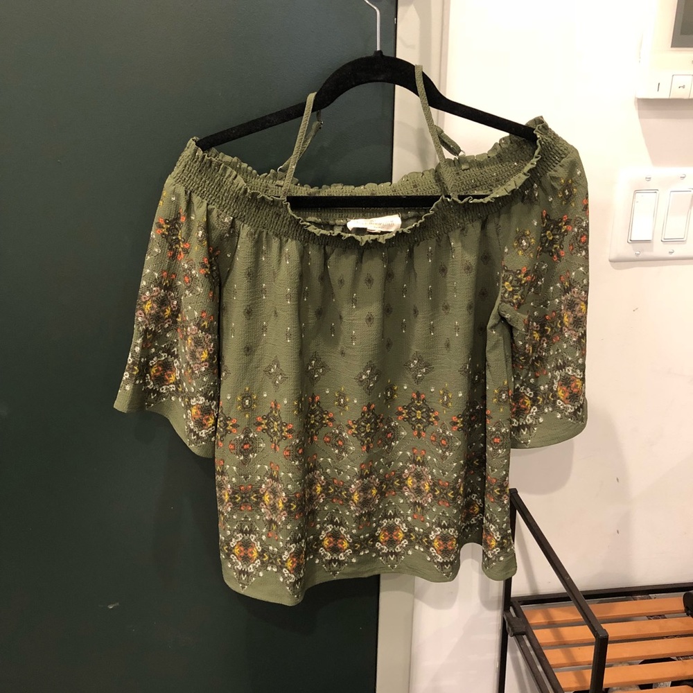 Sweet Wanderer Olive Green Flow Top. Size M.
